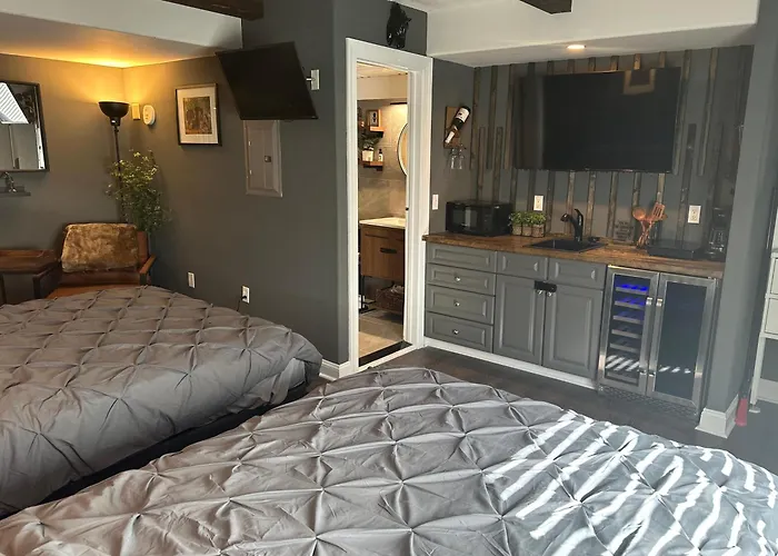 Beautiful Condo Sleeps 4- Only 2 Blocks From Beach