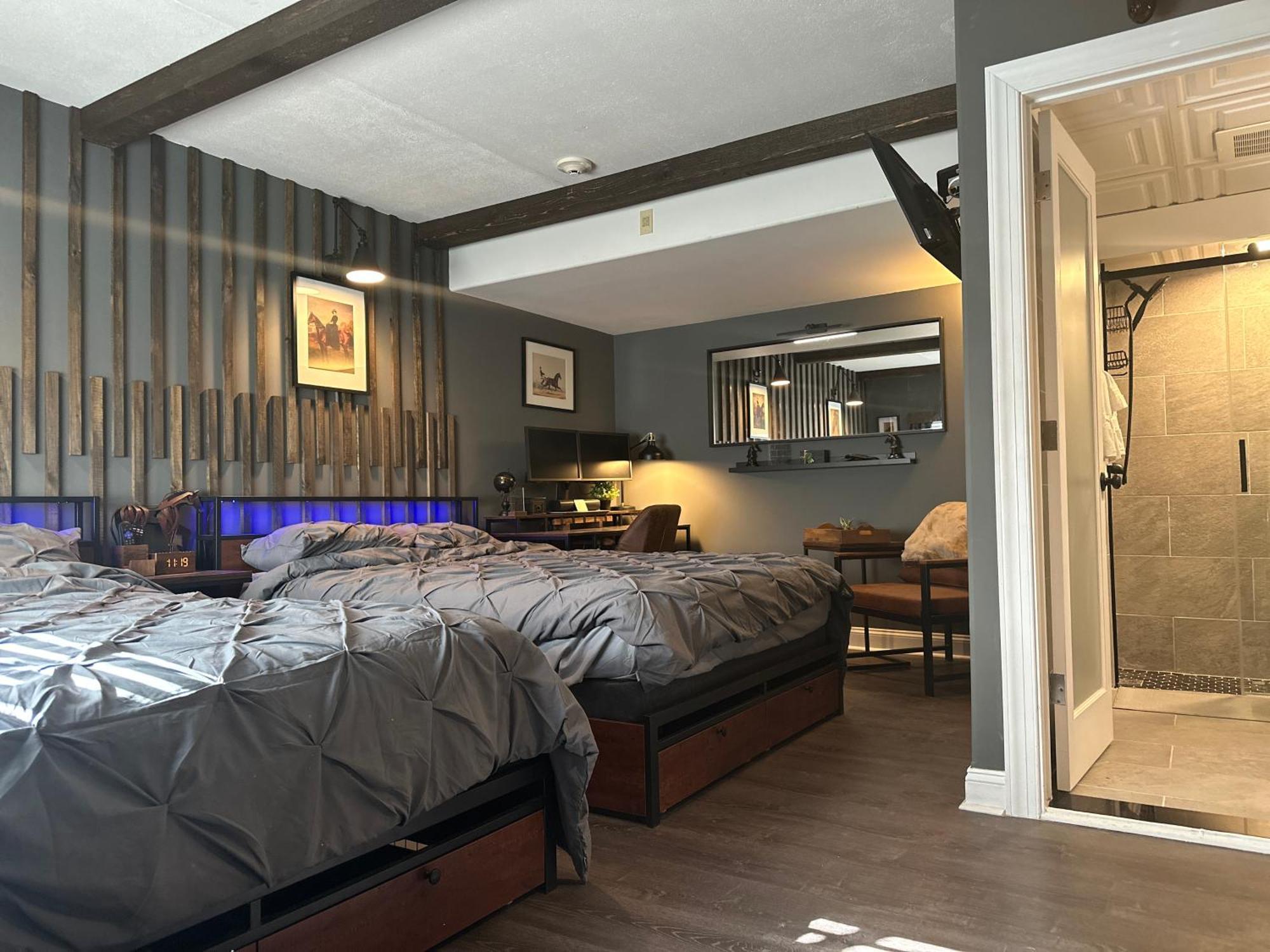 Beautiful Sleeps 4- Only 2 Blocks From