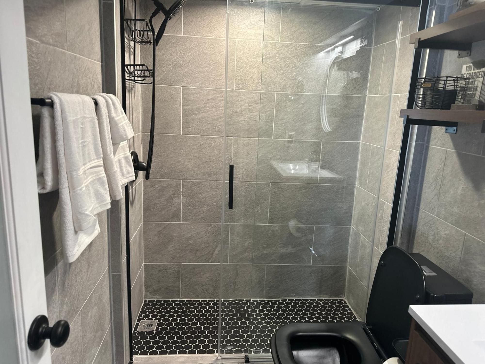Beautiful Sleeps 4- Only 2 Blocks From *