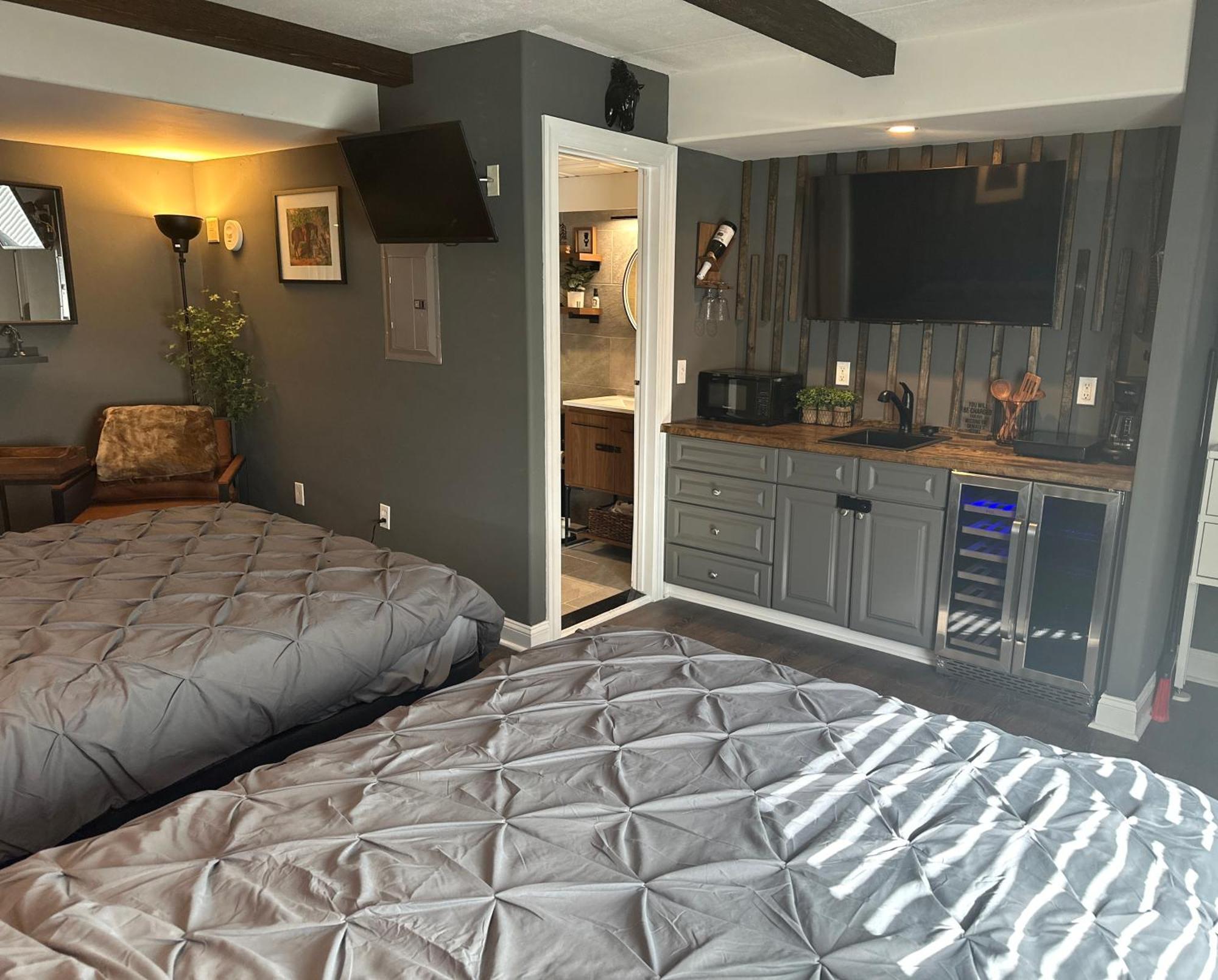 Apartment Beautiful Sleeps 4- Only 2 Blocks From